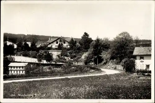 Ak Montmollin Kt. Neuenburg, Teilansicht vom Ort, Chalets