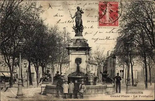 Ak Soissons Aisne, Grand Place, La Fontaine, Partie am Brunnen