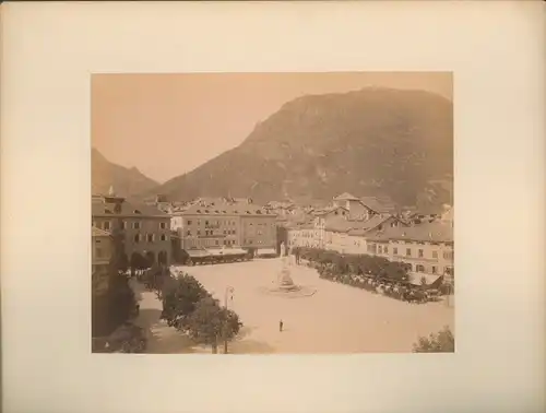 Foto Bozen Bolzano Südtirol, Johannesplatz, Denkmal