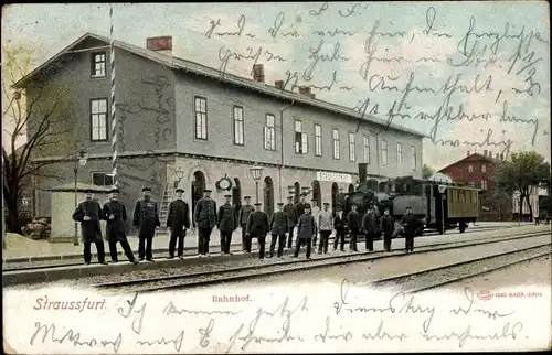 Ak Straußfurt in Thüringen, Bahnhof Gleisseite, Dampflokomotive, Männer