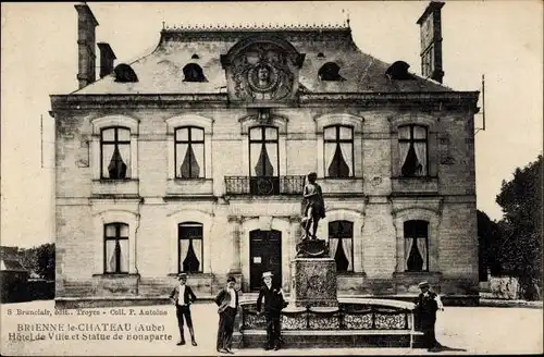 Postkarte Brienne le Château Aube, Rathaus, Statue von Bonaparte