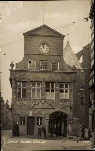 Ak Hansestadt Lübeck, Kanzlei-Gebäude, Uhr