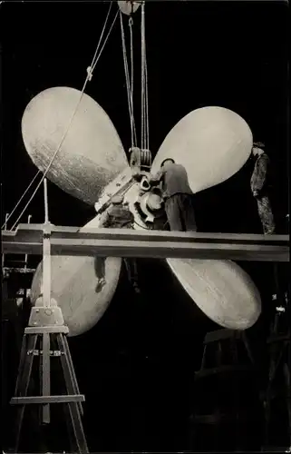 Ak Dampfschiff Albert Ballin, HAPAG, eine der Antriebsschrauben