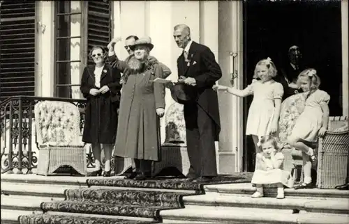 Foto Ak Königin Wilhelmina der Niederlande, 't Loo 1946, Juliana, Prinzessinnen Beatrix, Irene