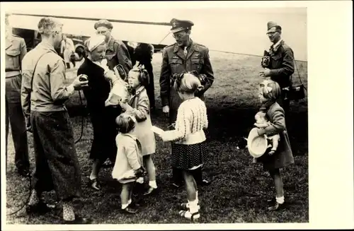 Ak Prinzessin Juliana der Niederlande, Prinz Bernhard, Prinzessinnen, August 1945, Flughafen Teuge