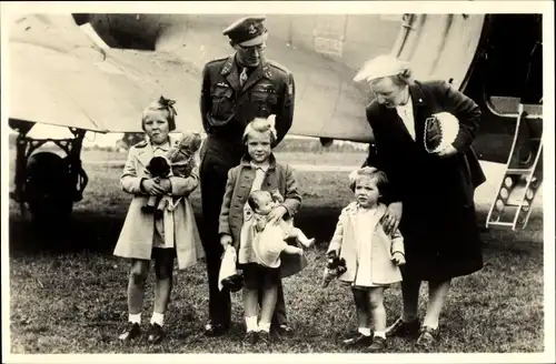 Ak Flughafen Teuge 1945, Juliana der Niederlande, Prinz Bernhard, Beatrix, Irene, Margriet