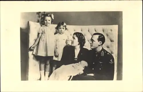 Foto Ak Prinzessin Juliana der Niederlande, Prinz Bernhard, Prinzessinnen Beatrix, Irene, Margriet