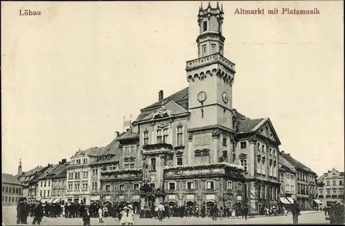 Ak Löbau in Sachsen, Altmarkt mit Platzmusik, Turmuhr