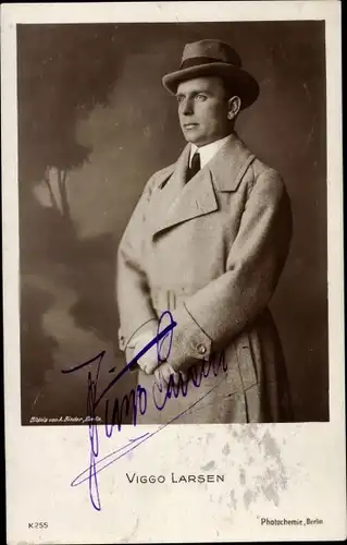 Ak Schauspieler Viggo Larsen, Portrait im Mantel, Autogramm