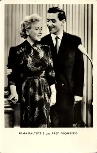 Ak Sänger Fred Frohberg und Irma Baltuttis, Mikrofon