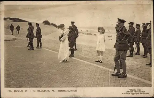 Ak Elisabeth Gabriele in Bayern, Königin von Belgien als Fotografin, belgische Soldaten