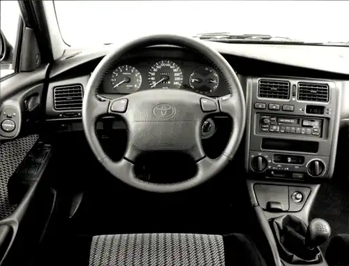 Foto Toyota Carina 2,0 GTi, Cockpit, Lenkrad, Gangschaltung