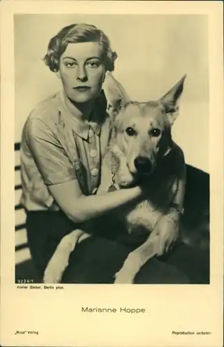 Ak Schauspielerin Marianne Hoppe, Portrait mit Hund, Ross Verlag 9226/1