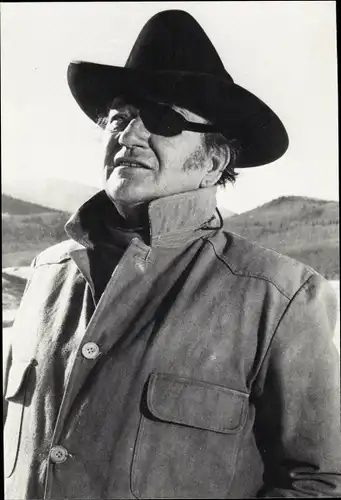 Ak Schauspieler John Wayne, Portrait, Augenklappe