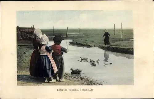 Ak Volendam Nordholland Niederlande, Kinder füttern Enten, Tracht