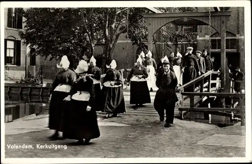 Ak Volendam Nordholland Niederlande, Kerkuitgang, Trachten