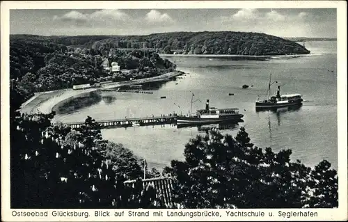 Ak Glücksburg in Holstein, Strand mit Landungsbrücke, Yachtschule, Seglerhafen