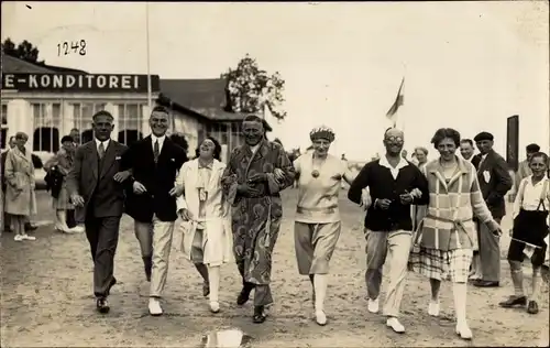 Foto Ak Grömitz in Ostholstein, Gruppenfoto, Badegäste, Konditorei