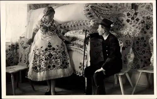 Ak Kalocsa Kollotschau Kaloča Ungarn, Paar in ungarischen Trachten, Paradezimmer