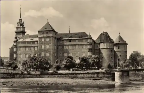 Ak Torgau an der Elbe, Schloss Hartenfels, Brücke