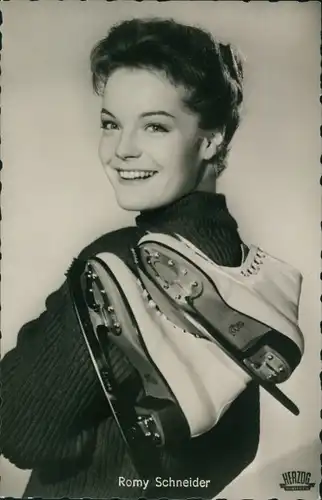 Ak Schauspielerin Romy Schneider, Portrait mit Schlittschuhen