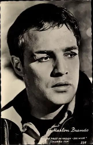 Ak Schauspieler Marlon Brando, Portrait, Die Faust im Nacken - Der Wilde