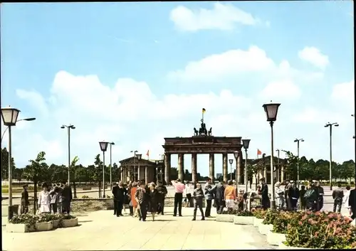 Ak Berlin Mitte, Brandenburger Tor, Passanten
