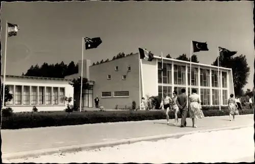 Ak Ostseebad Grömitz in Holstein, Fahnen, Blick zum Gebäude