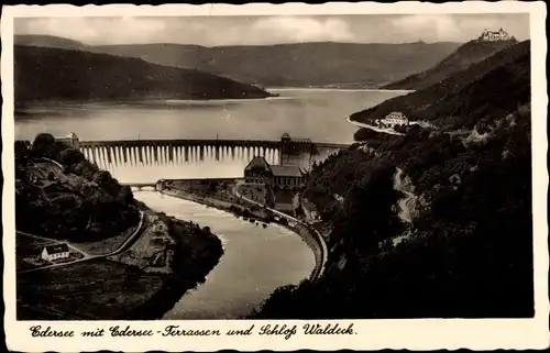 Ak Waldeck in Nordhessen, Edersee mit Sperrmauer und Schloss, Stausee