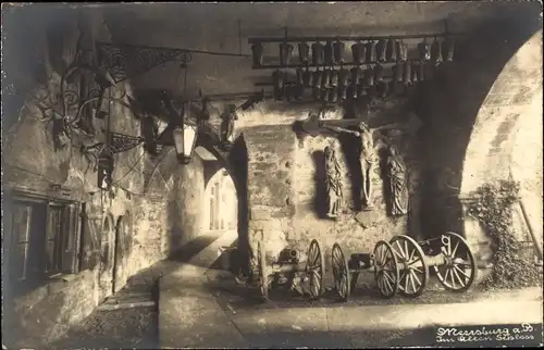 Foto Ak Meersburg im Bodenseekreis, Partie im alten Schloss, Kanonen