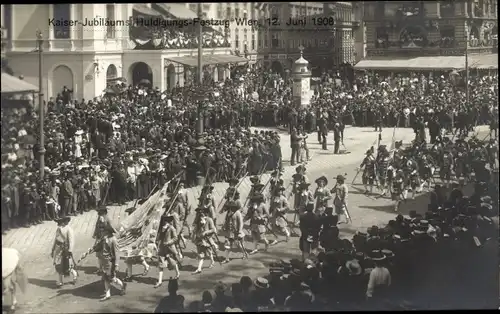 Ak Wien, Kaiserhuldigungs-Festzug 1908, historische Gruppe, Zuschauer