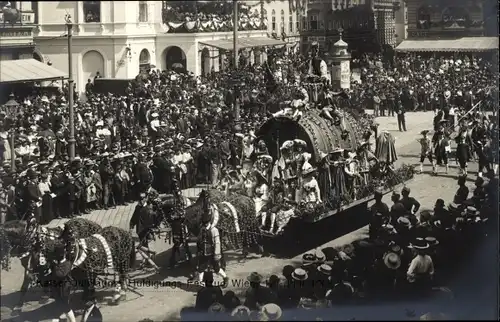 Ak Wien, Kaiserhuldigungs-Festzug 1908, großes Fass, Zuschauer