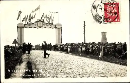 Ak Rakvere Wesenberg Estland, Straßenpartie, geschmücktes Tor, 1931