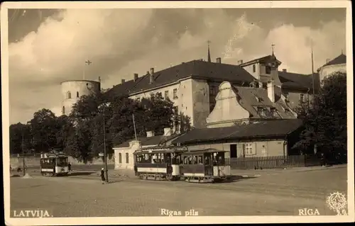 Foto Ak Riga Lettland, Straßenpartie, Straßenbahnen