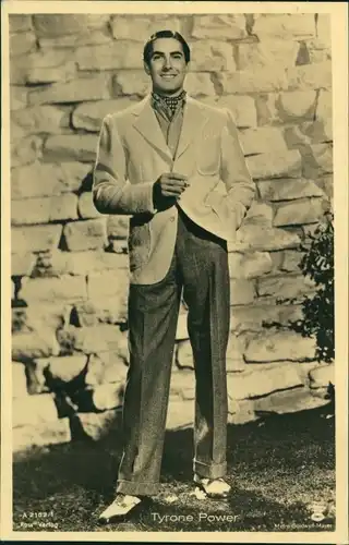 Ak Schauspieler Tyrone Power, Standportrait