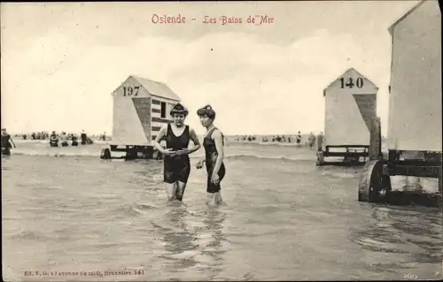 Ak Oostende Ostende Westflandern, Le Bains de Mer, zwei Frauen in Badekleidung, Badewagen, Strand