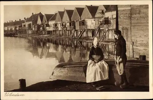 Ak Volendam Nordholland Niederlande, Häuser, Boot, Trachten