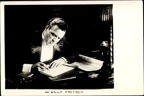 Ak Schauspieler Willy Fritsch, Schreibtisch