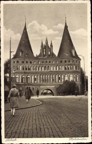 Ak Lübeck in Schleswig Holstein, Holstentor, Passanten