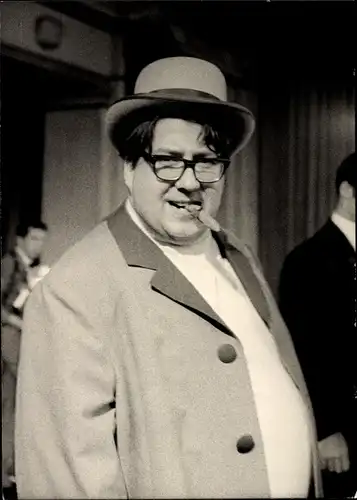 Foto Ak Schauspieler und Regisseur Edgar Walther, Portrait, Zigarre, Autogramm