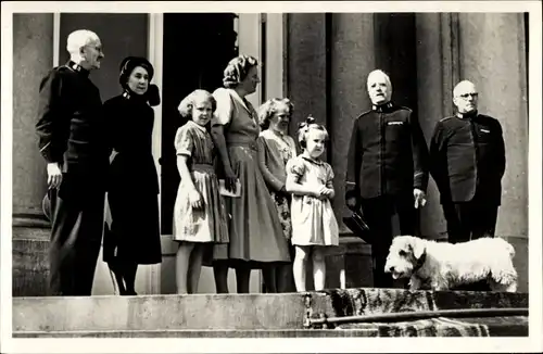 Ak Königin Juliana der Niederlande, Prinzessinnen, Eng. Staff Band, Soestdijk 1949