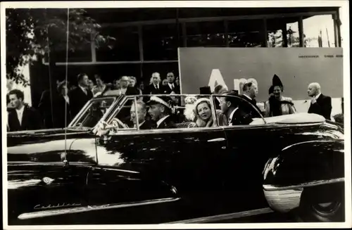 Ak Königin Juliana der Niederlande, Prinz Bernhard, Automobil, Ausstellungsbesuch Rotterdam