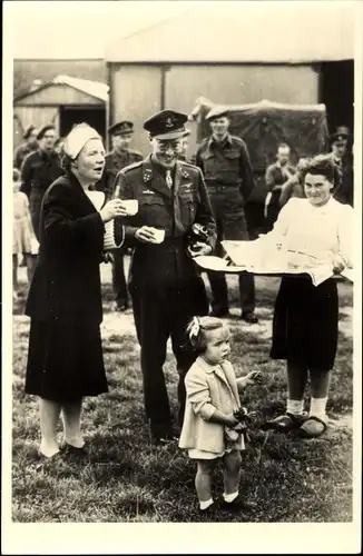 Ak Prinzessin Juliana der Niederlande, Prinz Bernhard, Flughafen Teuge, 1945