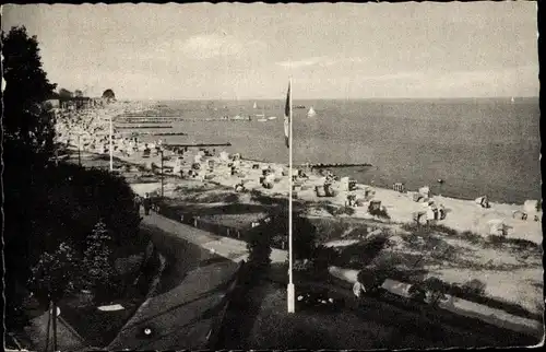 Ak Ostseebad Grömitz in Holstein, Blick auf den Strand, Fahnen