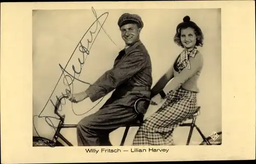 Ak Schauspielerin Lilian Harvey und Schauspieler Willy Fritsch, Fahrrad, Tandem, Autogramm W. F.