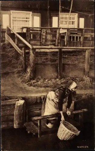 Ak Marken Nordholland Niederlande, Mädchen in Tracht mit Korb