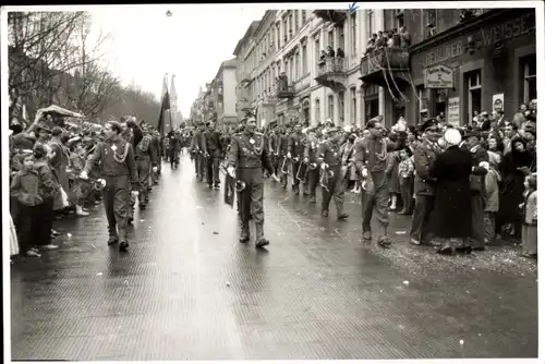 Foto Ak Wiesbaden in Hessen, Parade, Festzug, Soldaten in Uniform