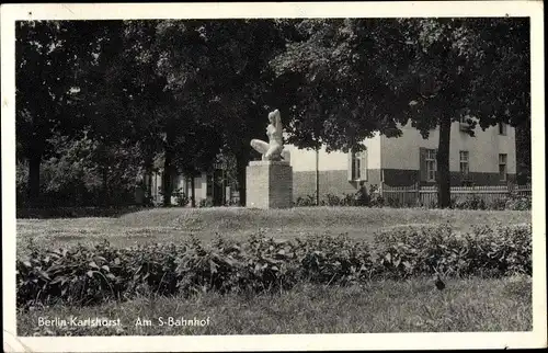 Ak Berlin Lichtenberg Karlshorst, Am S-Bahnhof, Plastik