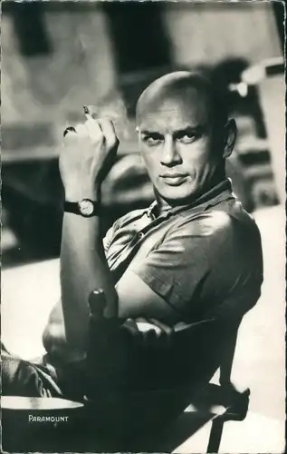 Ak Schauspieler Yul Brynner, Portrait mit Zigarette, Armbanduhr, Anastasia