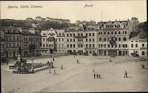 Ak Sebnitz Sächsische Schweiz, Markt, Denkmal, Passanten